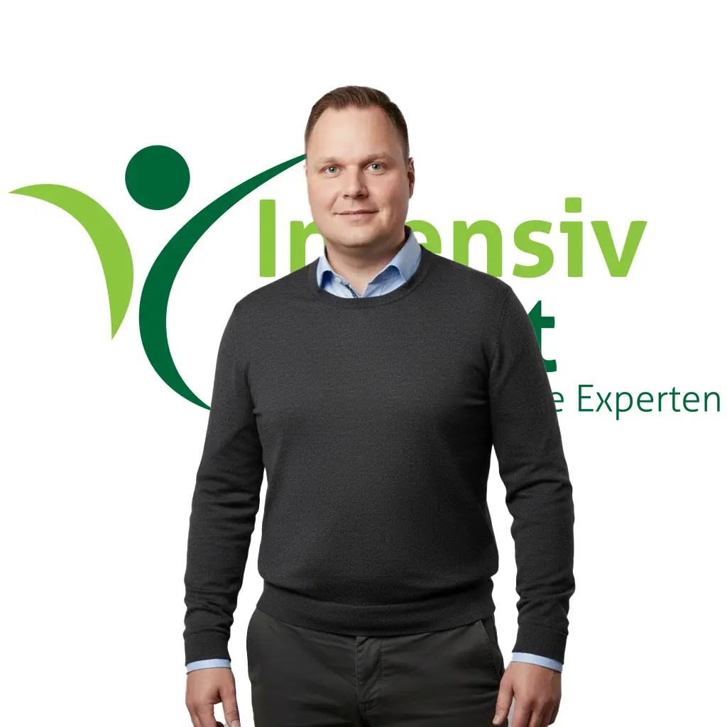Foto von Dennis mit Intensivlogo in hintergrund