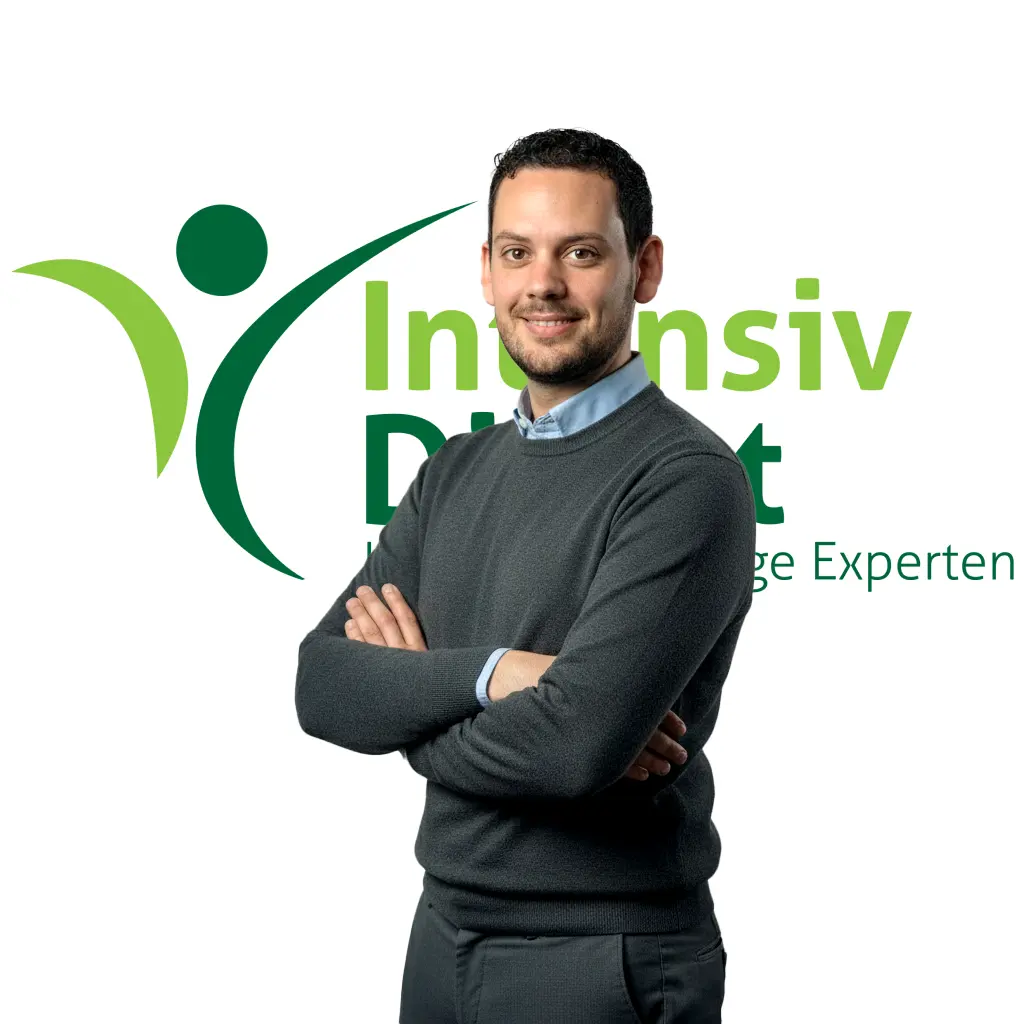 Foto von Justin mit Intensivlogo in hintergrund